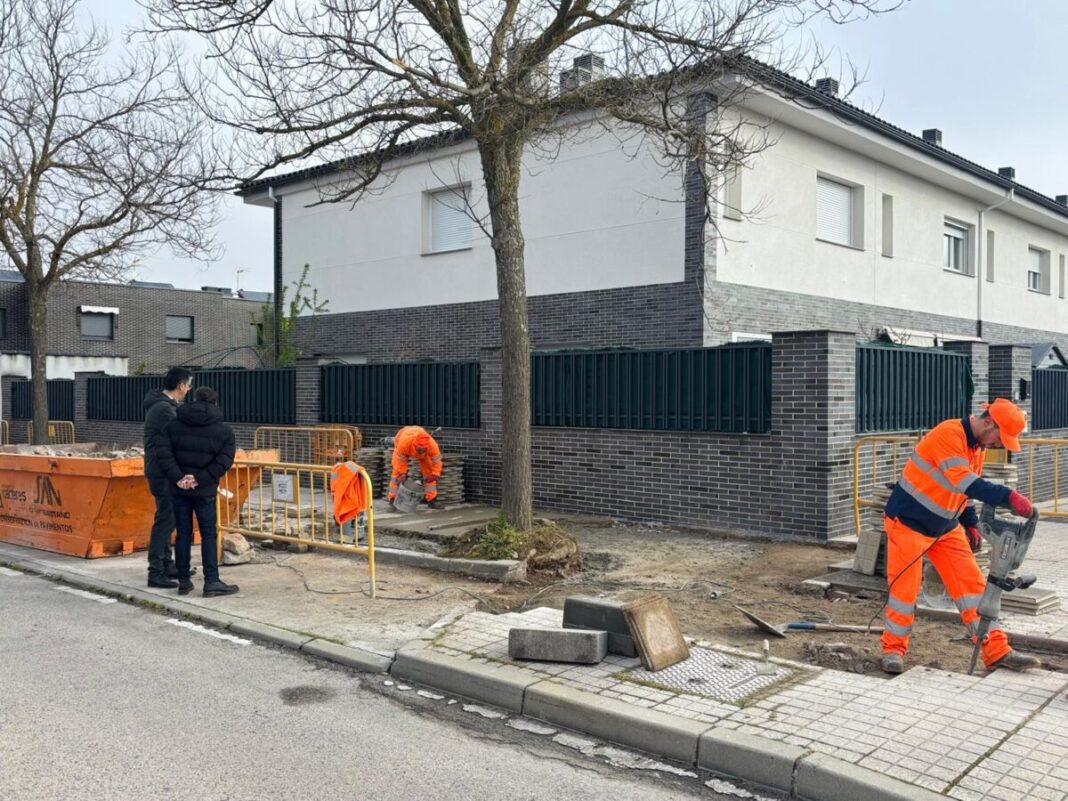 El Ayuntamiento de Cáceres repara el acerado de la calle Mozárabe en Casa Plata con una inversión de 15.000 euros