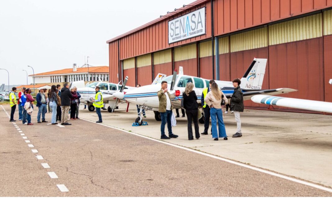 Cerca de 200 personas asisten a la jornada de Puertas Abiertas de Adventia, la Escuela de Pilotos de la Universidad de Salamanca