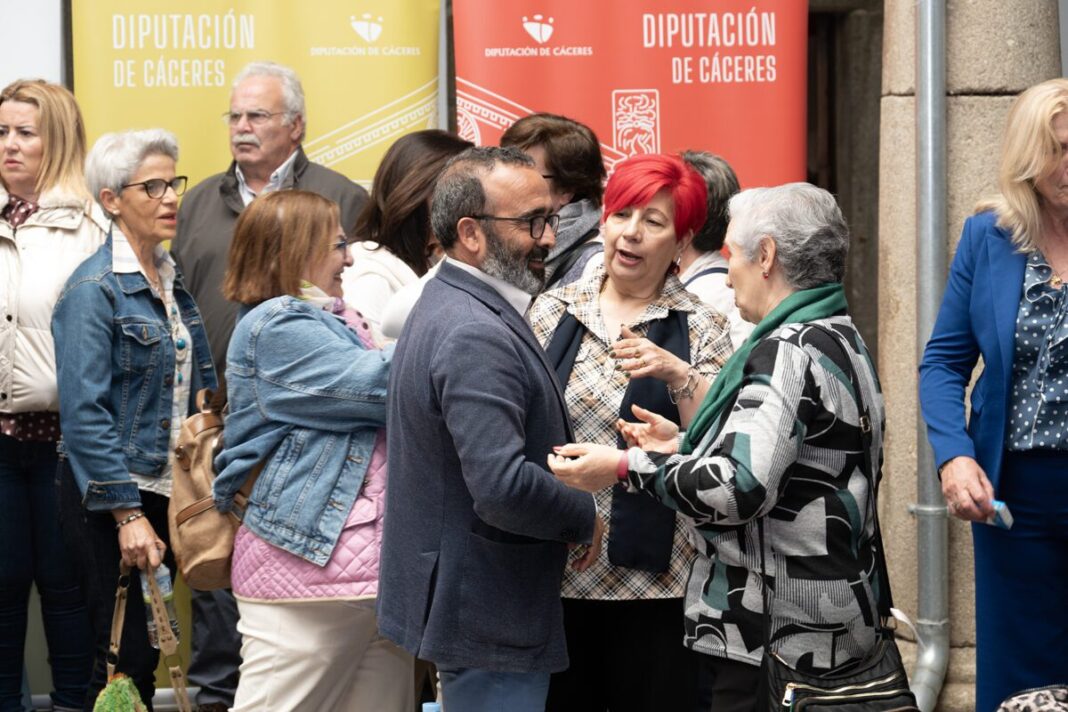 Más de 60 mayores de Cáceres actúan como embajadores de la IA tras el programa IA Sénior