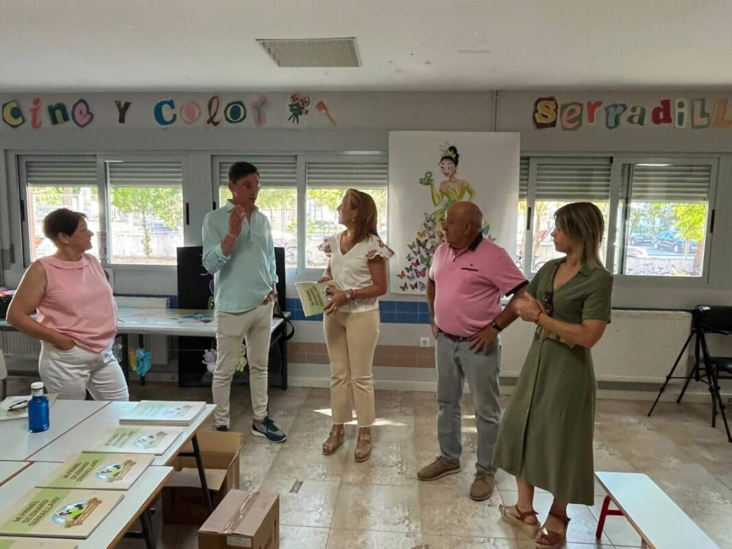 Ya ha visto la luz el primer diccionario del habla serraillanu con ilustraciones del alumnado de Serradilla