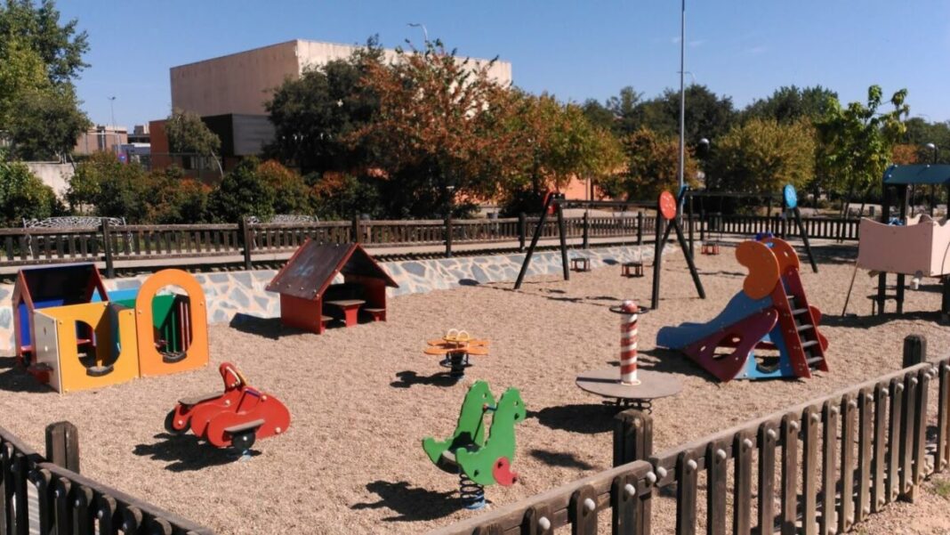El Ayuntamiento de Cáceres adjudica por 246.000 euros la instalación de zonas de sombra en cinco parques infantiles