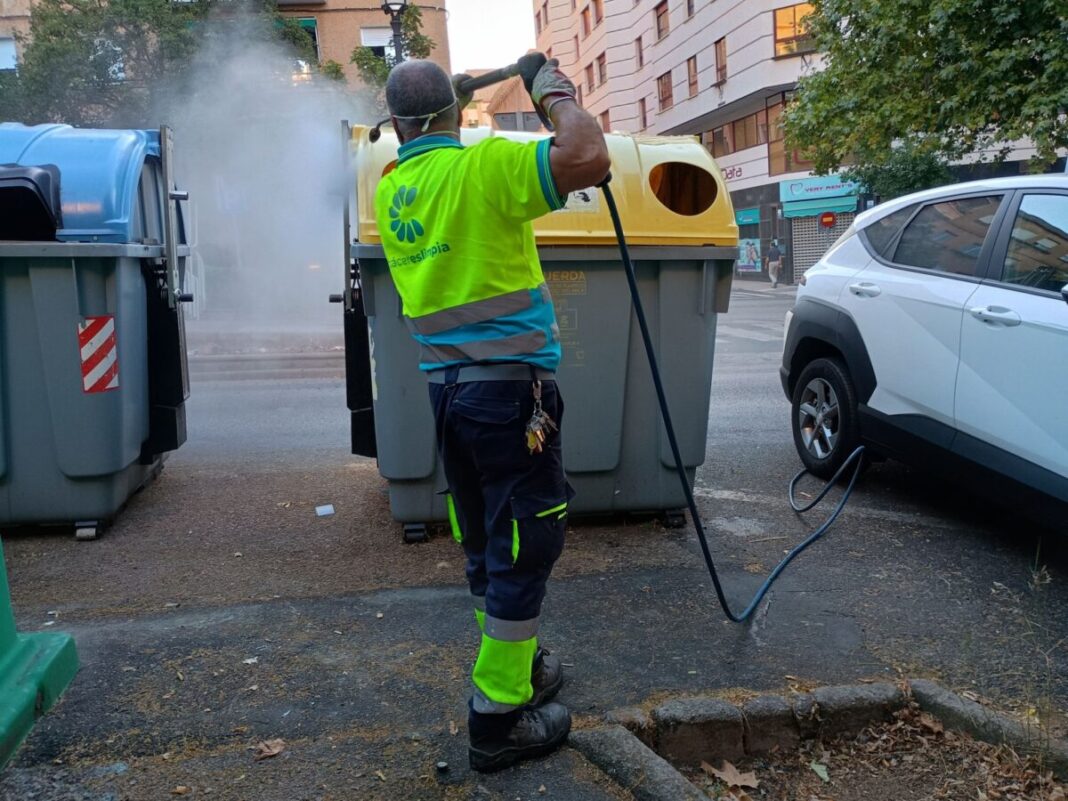 Cáceres realiza labores de limpieza en Virgen de la Montaña, Sierra de la Mosca y Ronda de San Francisco