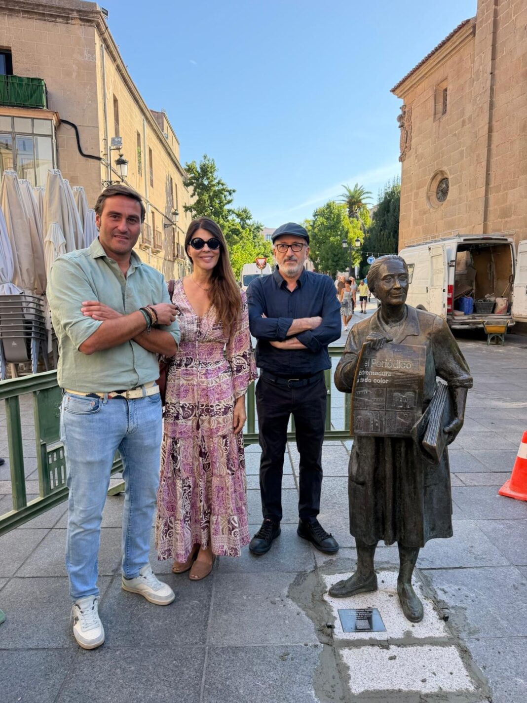Cáceres devuelve a la Plaza de San Juan la escultura de Leoncia tras su restauración